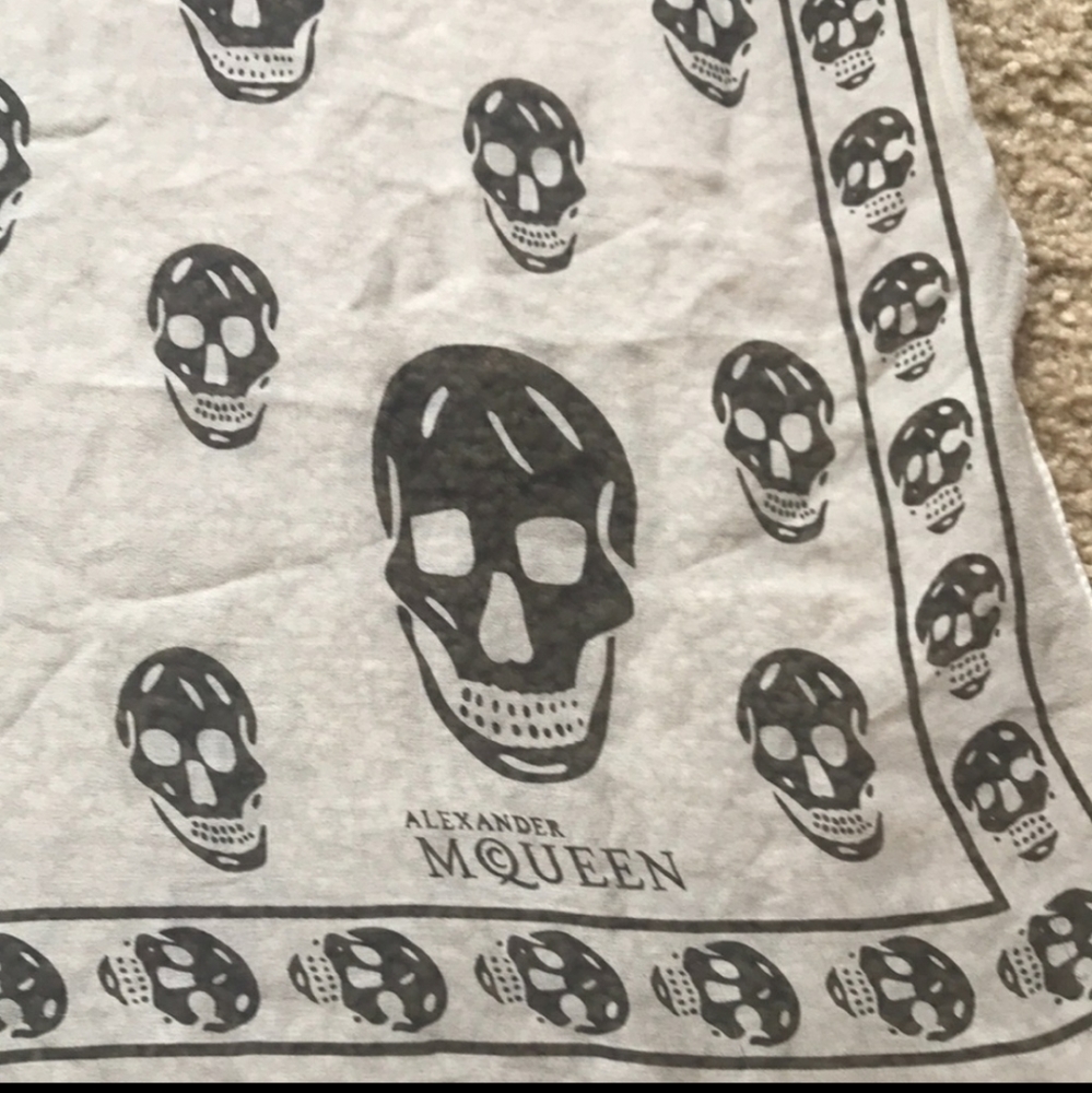 *AUTHENTIC* Alexander mcqueen scarve🥰